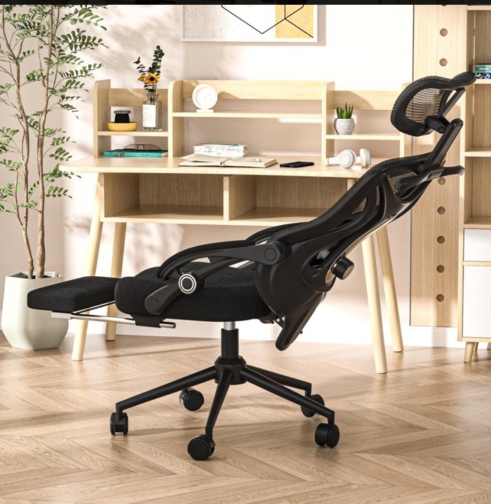 Ergonomic Office Chair with Footrest – Adjustable Lumbar Support & Black Modern