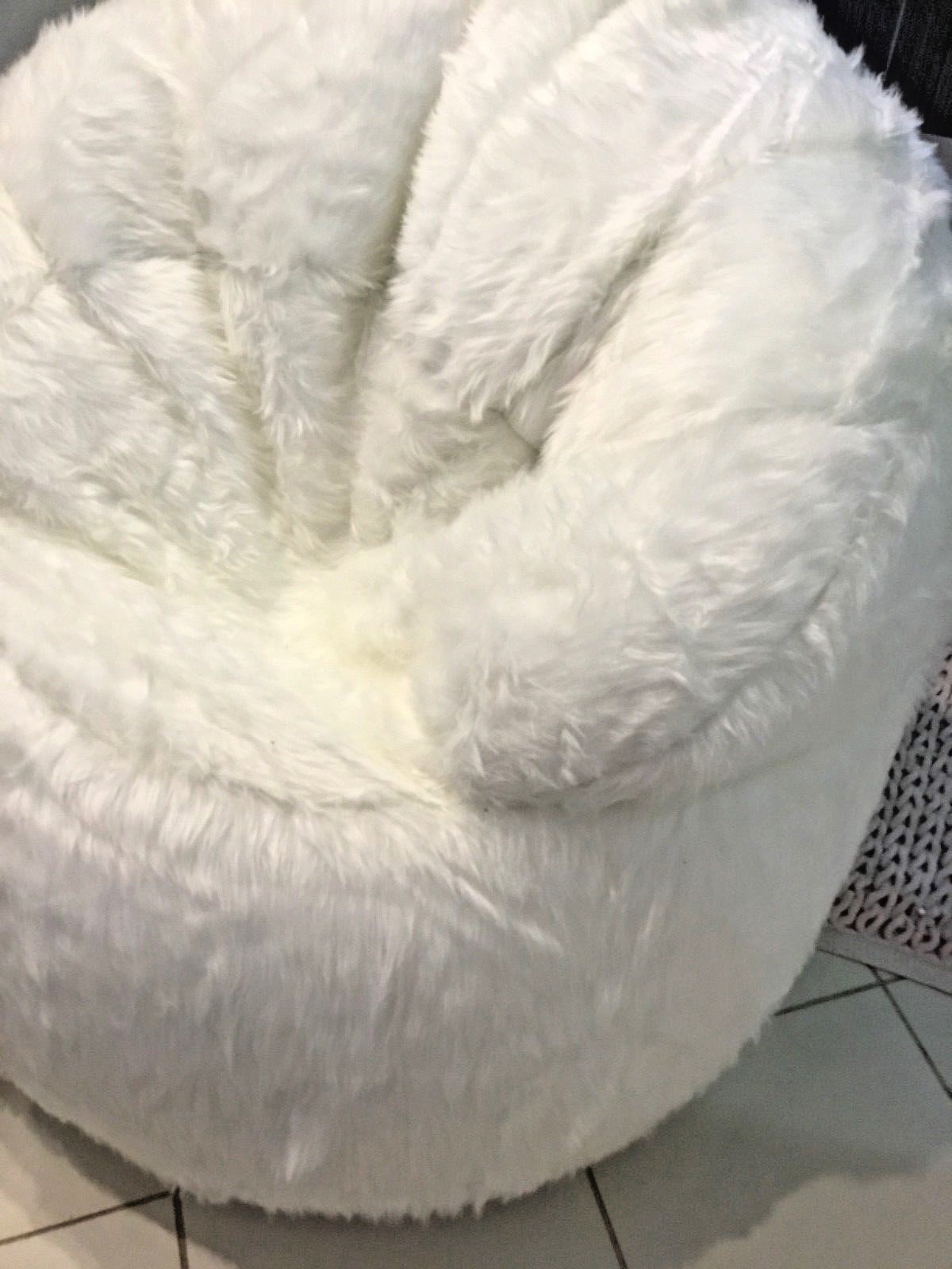 WHITE FAUX FUR BEANBAG SOFA MEASURES 81x71x25cm LOUNGE LIVING ROOM BEAN BAG SEAT