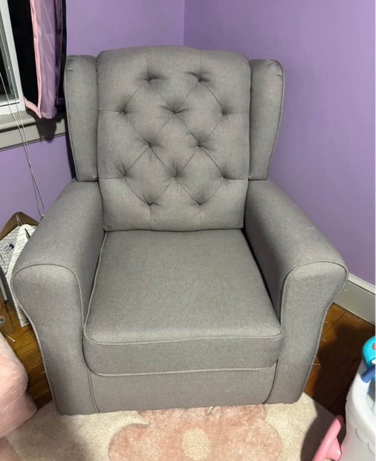 Delta Children Gray Tufted Upholstered Accent Chair w/ Arms Solid 35x32x35