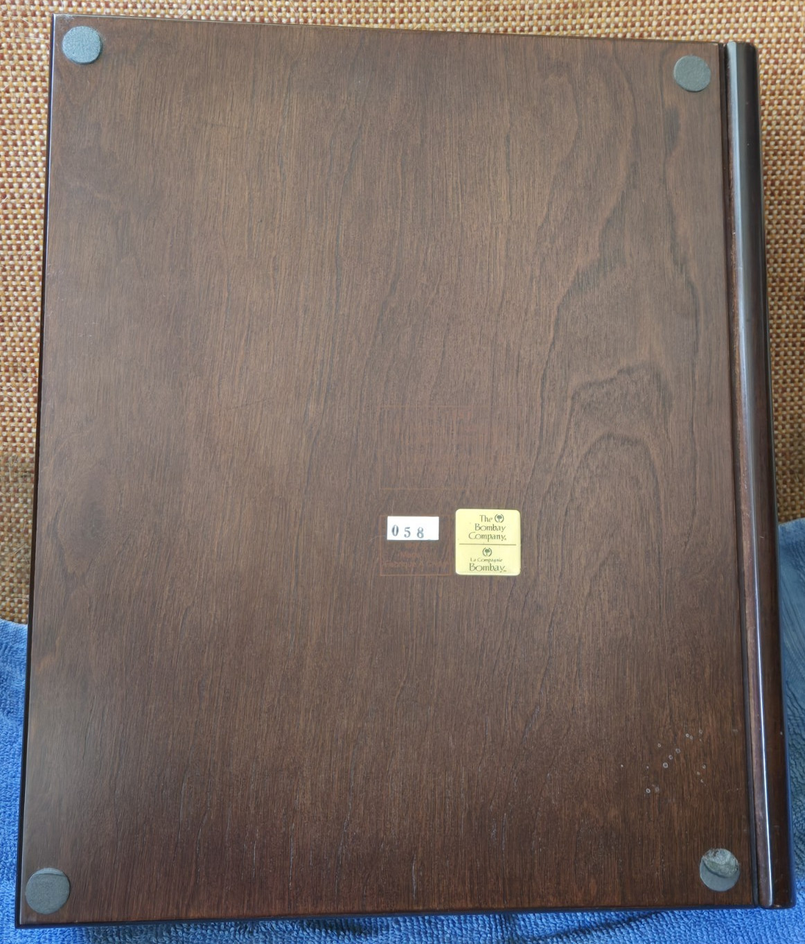 BOMBAY COMPANY SMALL 16″ TALL MAHAGONY? WOOD TABLE 1991 FLIP LID LOOKS LIKE BOOK