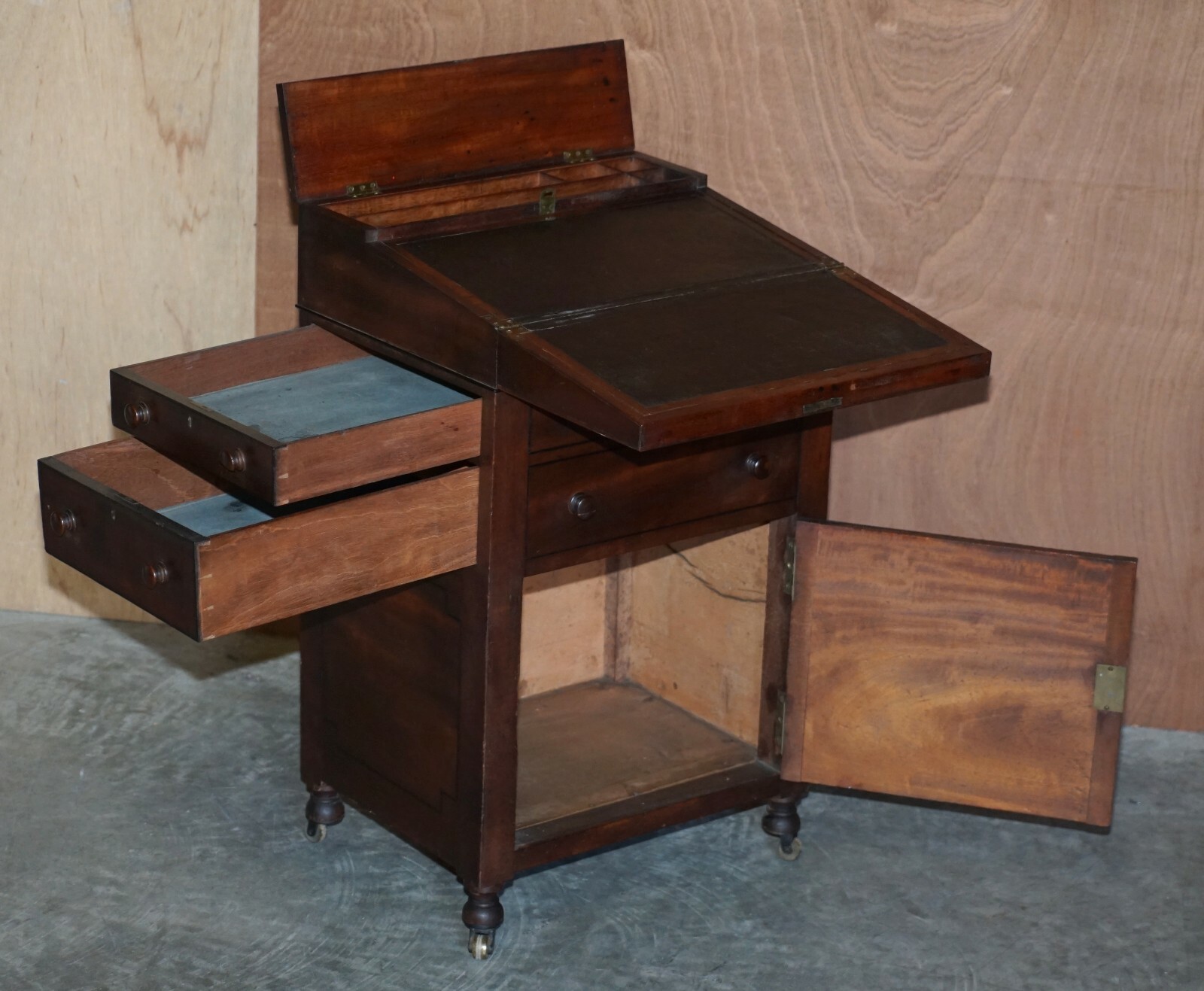 RARE FINE ANTIQUE EARLY VICTORIAN MILITARY CAMPAIGN WRITING SLOPE DAVENPORT DESK