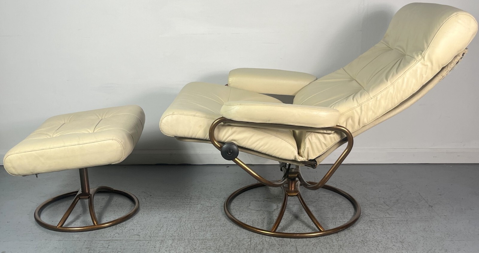 Vintage Mid Century Ekornes Stressless Recliner /Ottoman Cream Leather on Brass