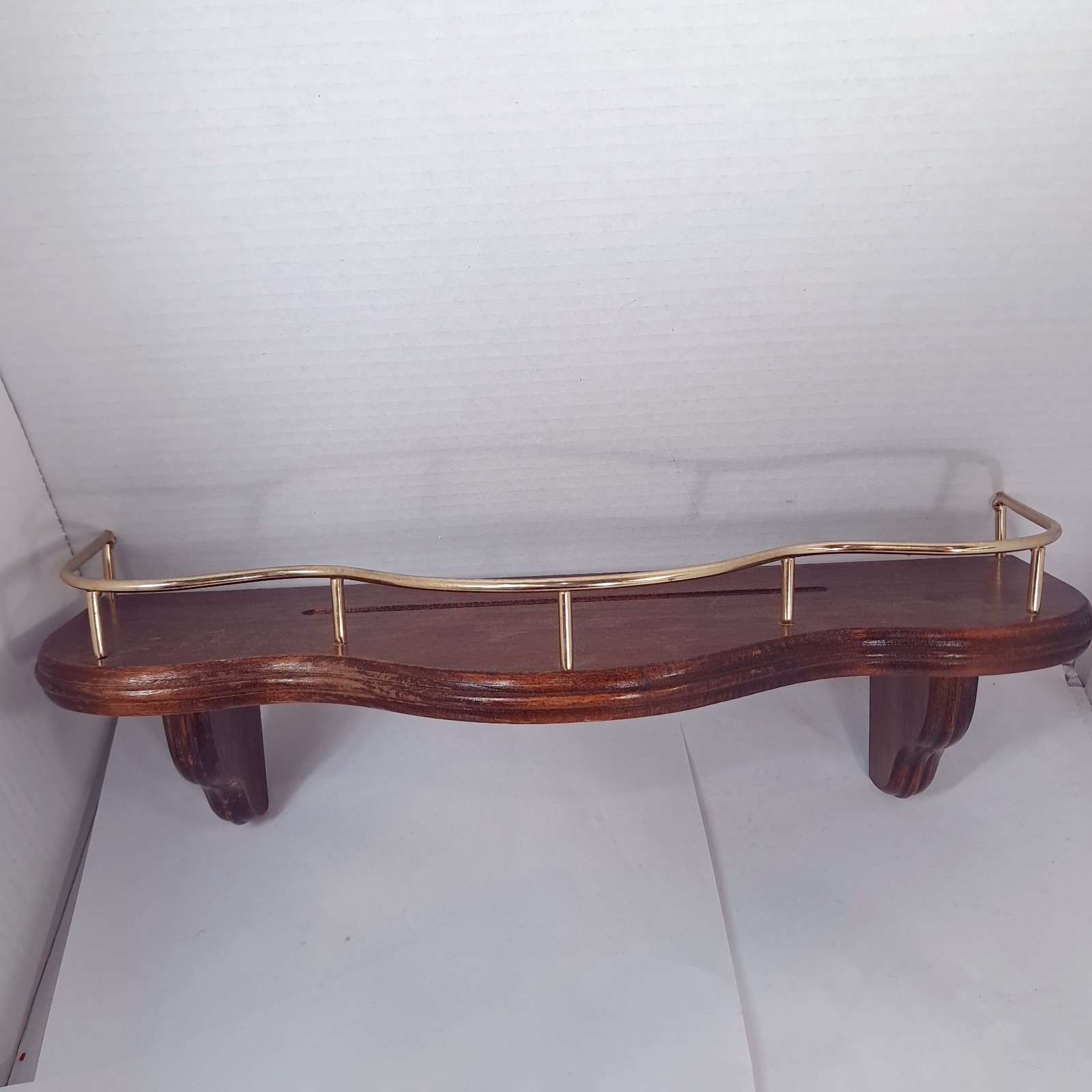 Vintage HOMCO Wood Wall Shelf 16″ Brass Gallery Rail Plate Groove rack cherry