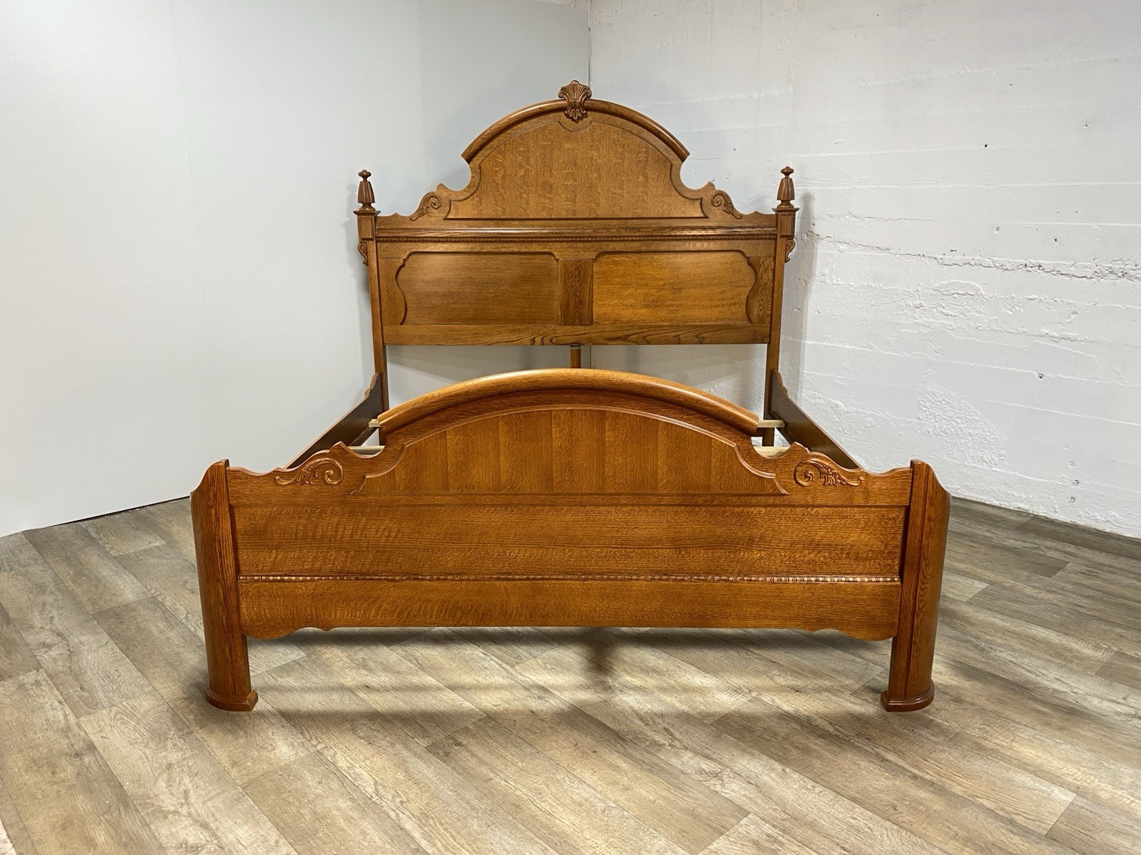 Lexington Furniture Victorian Sampler Collection Mansion King Size Bed