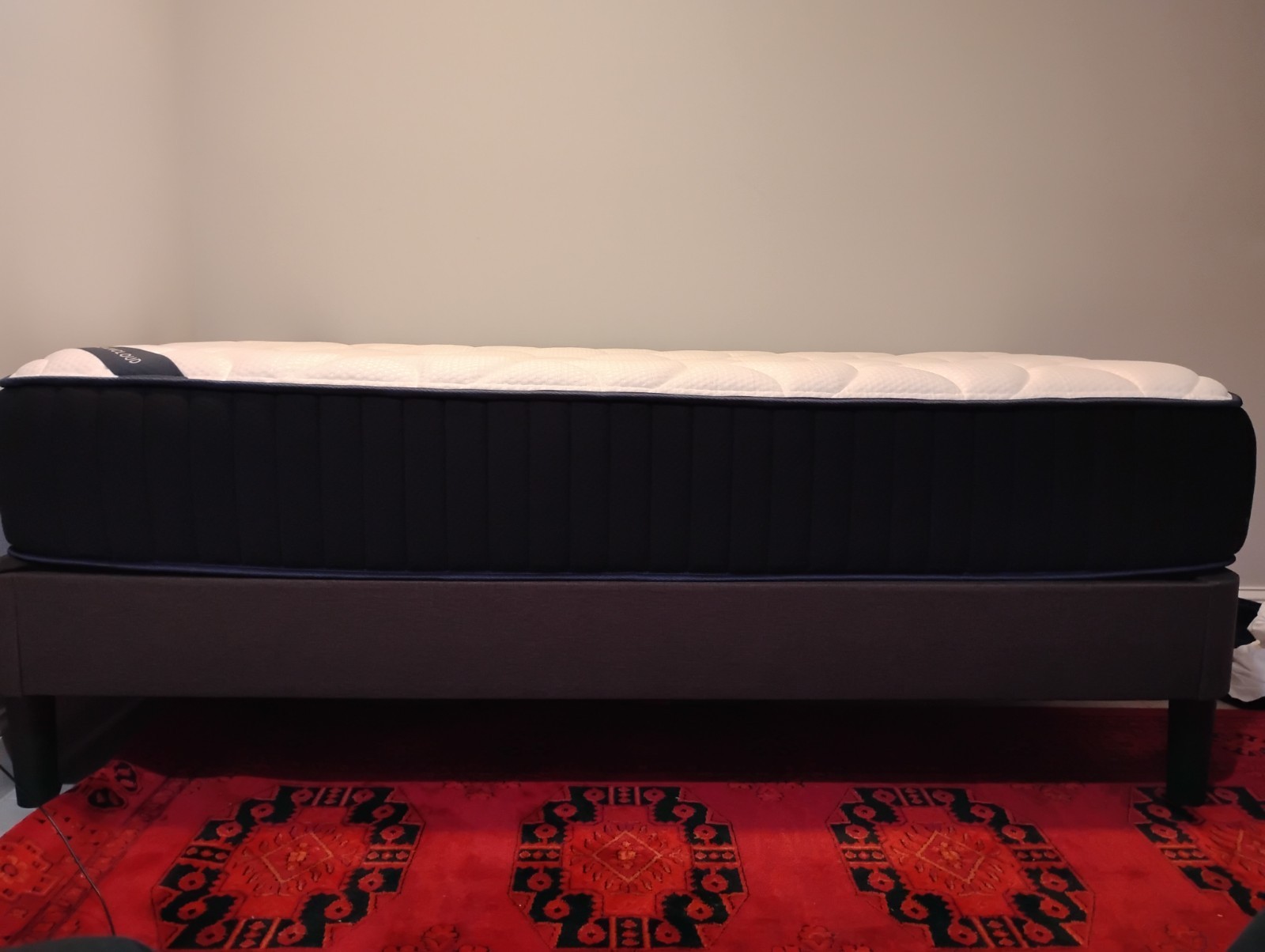 Dream Cloud Memory Foam Bed. Barely Used Only Used 1 Month