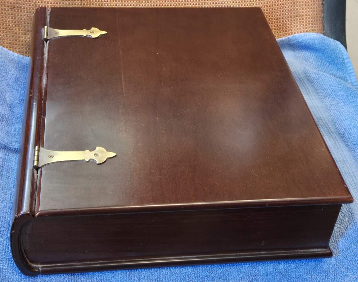 BOMBAY COMPANY SMALL 16″ TALL MAHAGONY? WOOD TABLE 1991 FLIP LID LOOKS LIKE BOOK