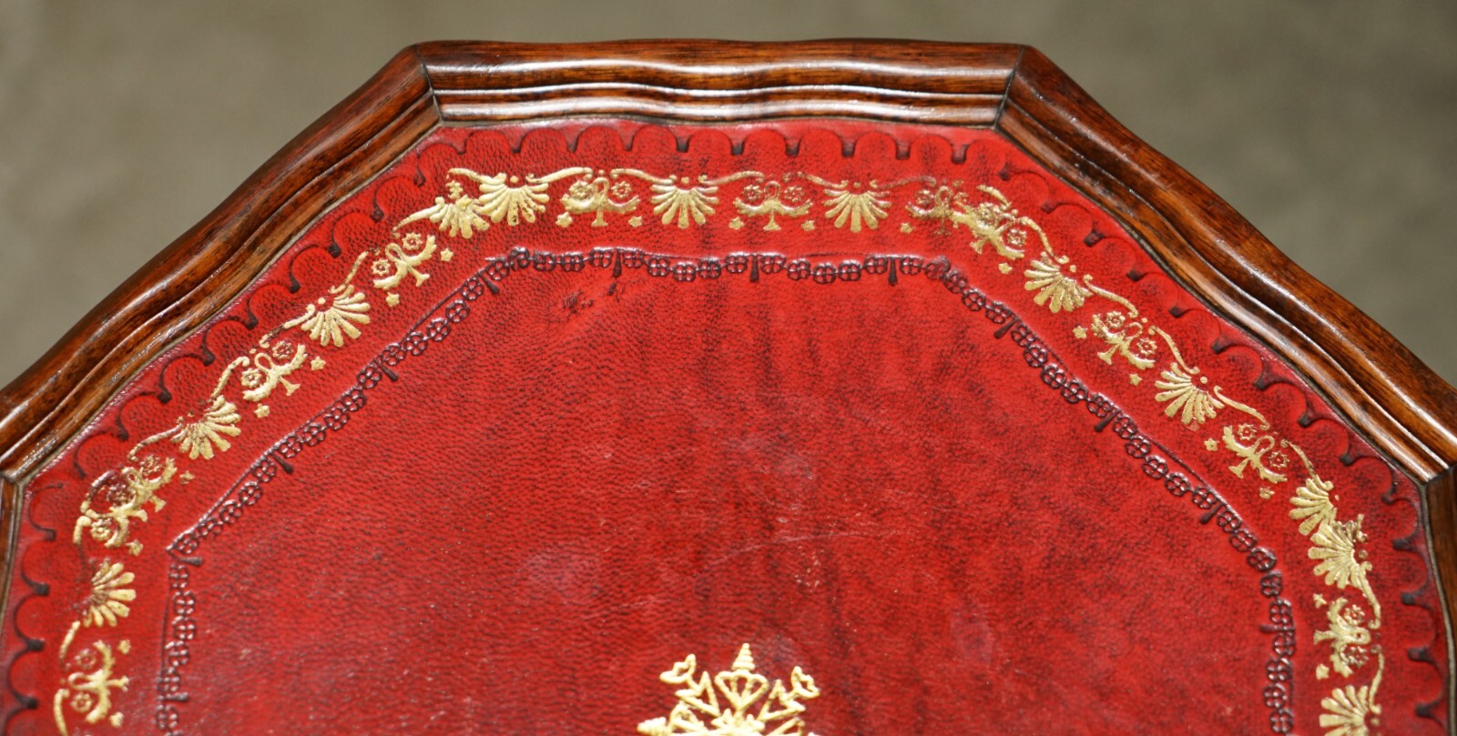 LOVELY GOLD LEAF EMBOSSED OXBLOOD LEATHER TRIPOD SIDE END LAMP WINE TABLE