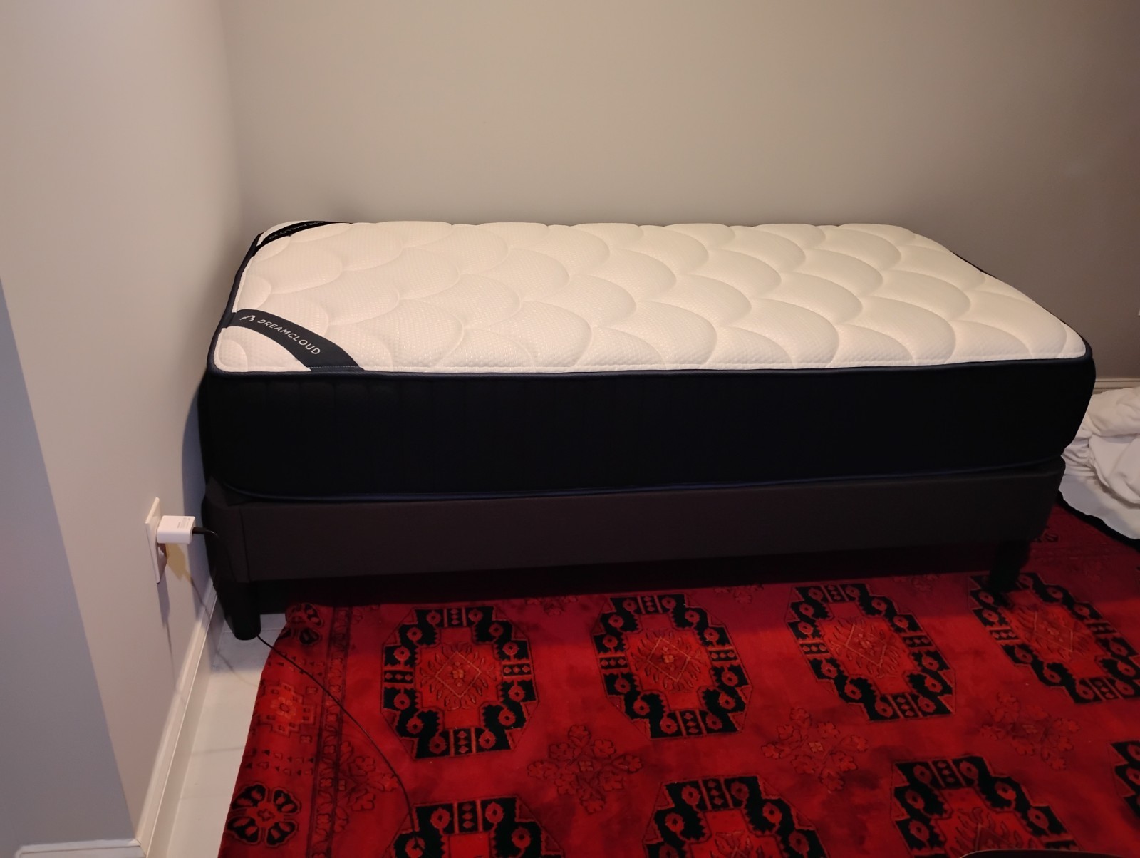 Dream Cloud Memory Foam Bed. Barely Used Only Used 1 Month