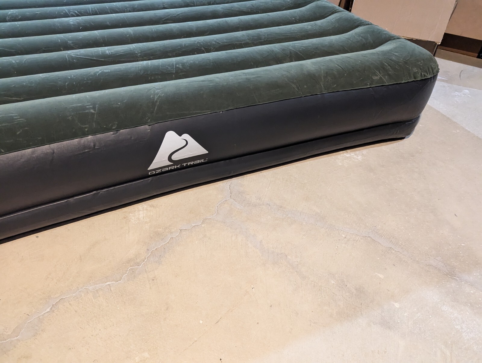 Ozark Trail Tritech Queen Size Airbed 14″ Height with In & Out Pump – 660lbs™