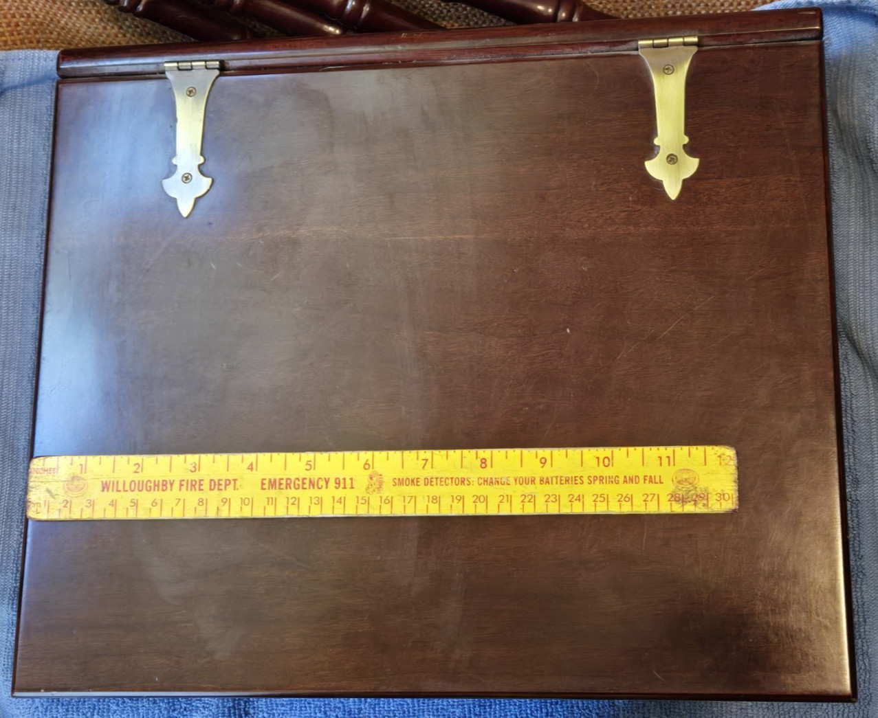 BOMBAY COMPANY SMALL 16″ TALL MAHAGONY? WOOD TABLE 1991 FLIP LID LOOKS LIKE BOOK