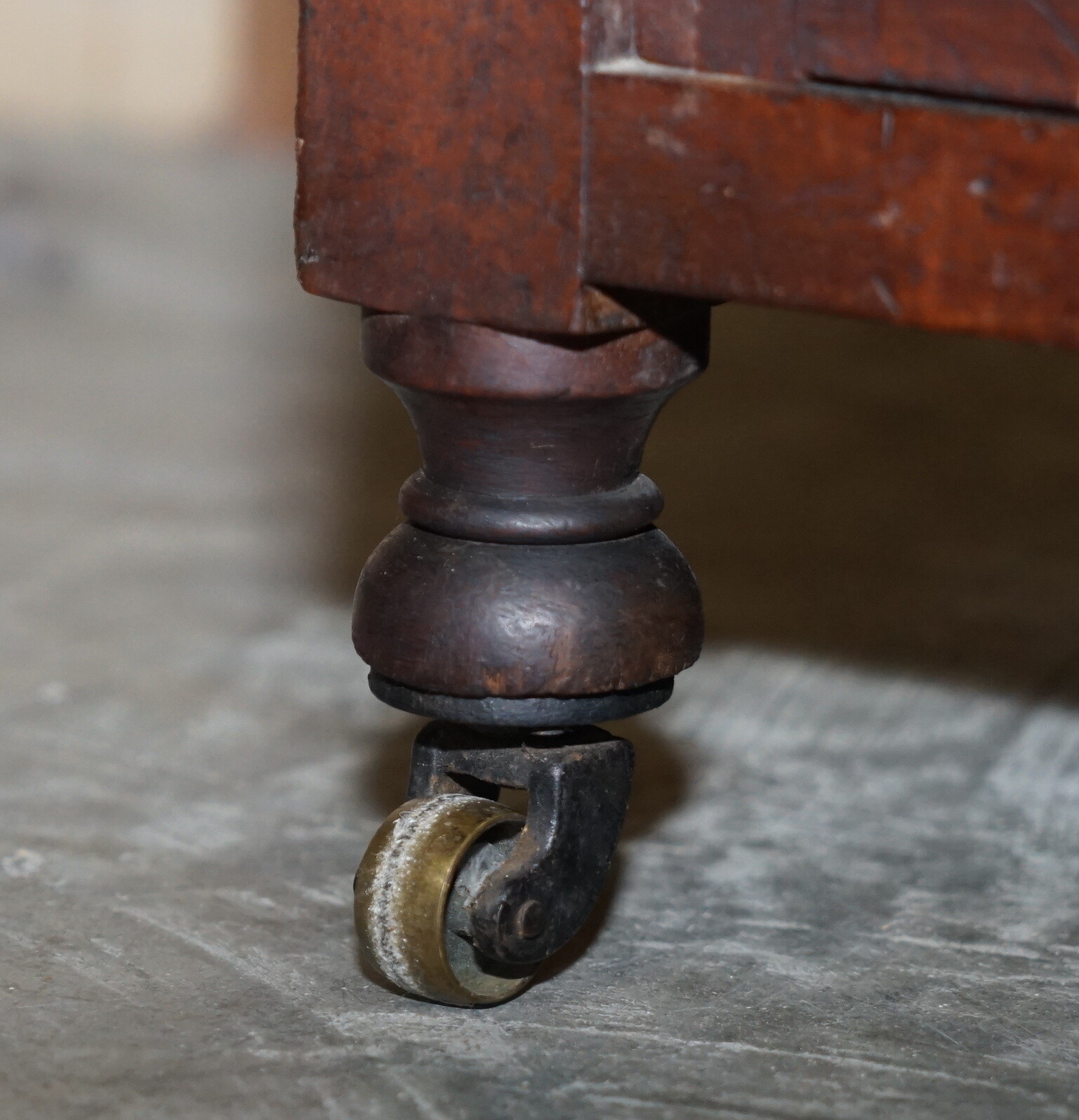 RARE FINE ANTIQUE EARLY VICTORIAN MILITARY CAMPAIGN WRITING SLOPE DAVENPORT DESK