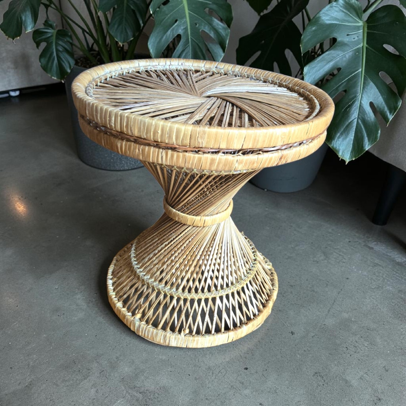 1970’s ROUND WICKER RATTAN HOURGLASS SWIRL Plant Stand Side Table or Stool VTG