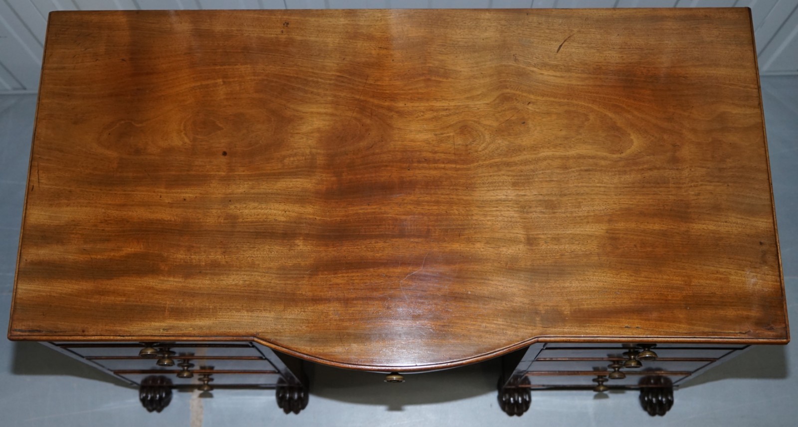 EXQUISITE REGENCY PERIOD 1815 MAHOGANY KNEEHOLE DESK WITH LION HAIRY PAW FEET