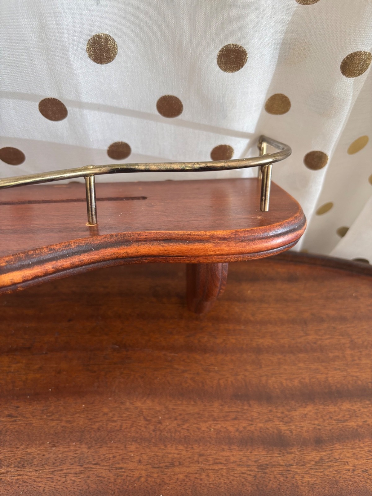 Vintage HOMCO Wood Wall Shelf 16″ Brass Gallery Rail Plate Groove rack med brown