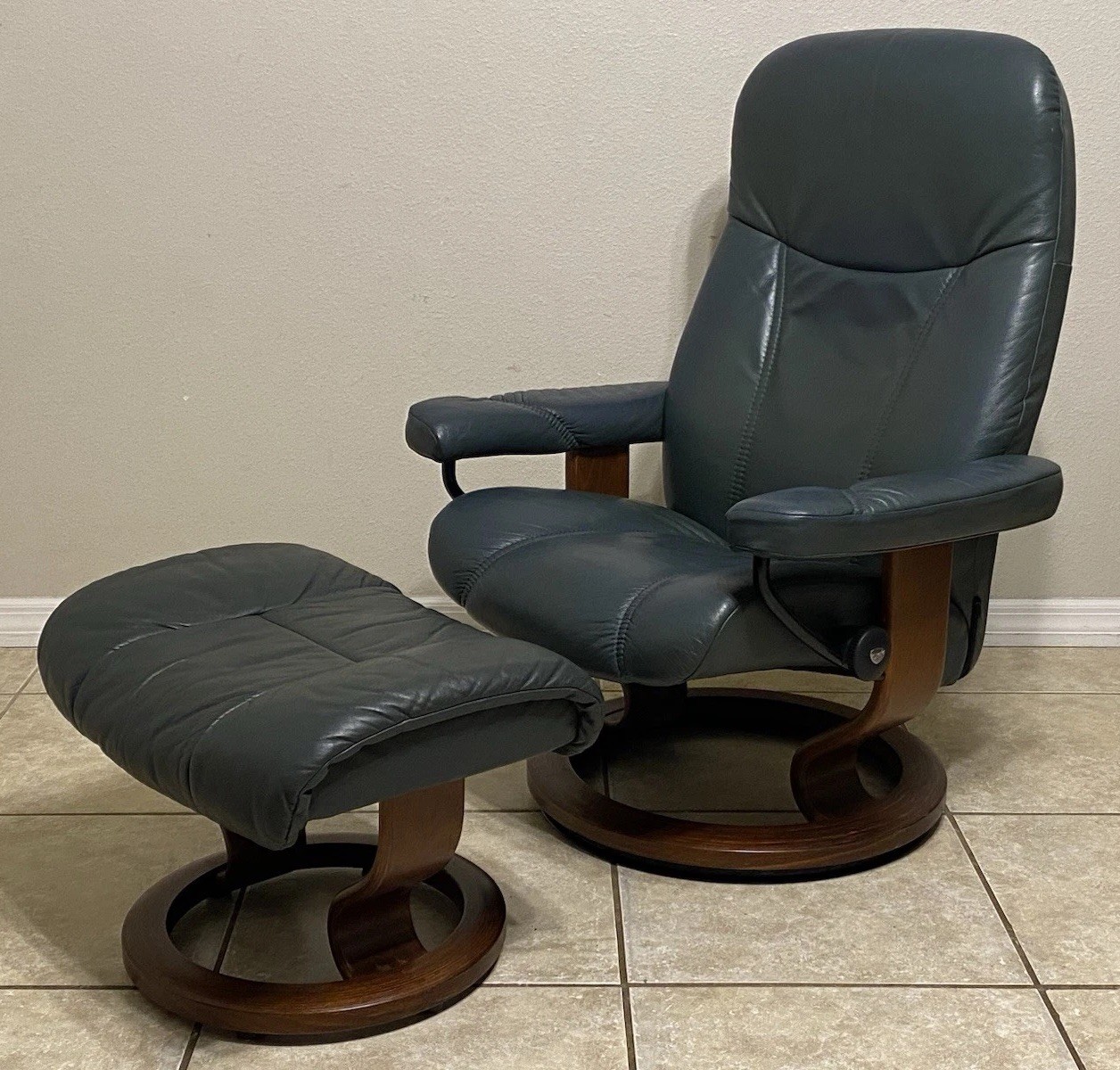 Ekornes Stressless ‘Consul’ Leather Recliner Chair & Ottoman Medium Norway