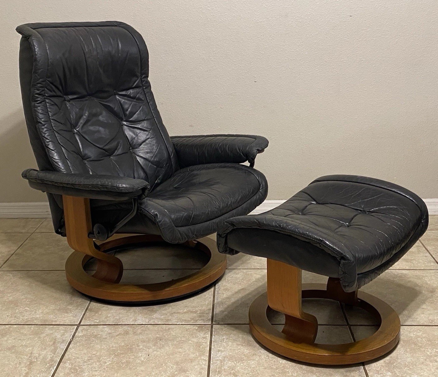 Vintage Ekornes Stressless ‘Royal’ Leather Recliner Chair & Ottoman Large Norway