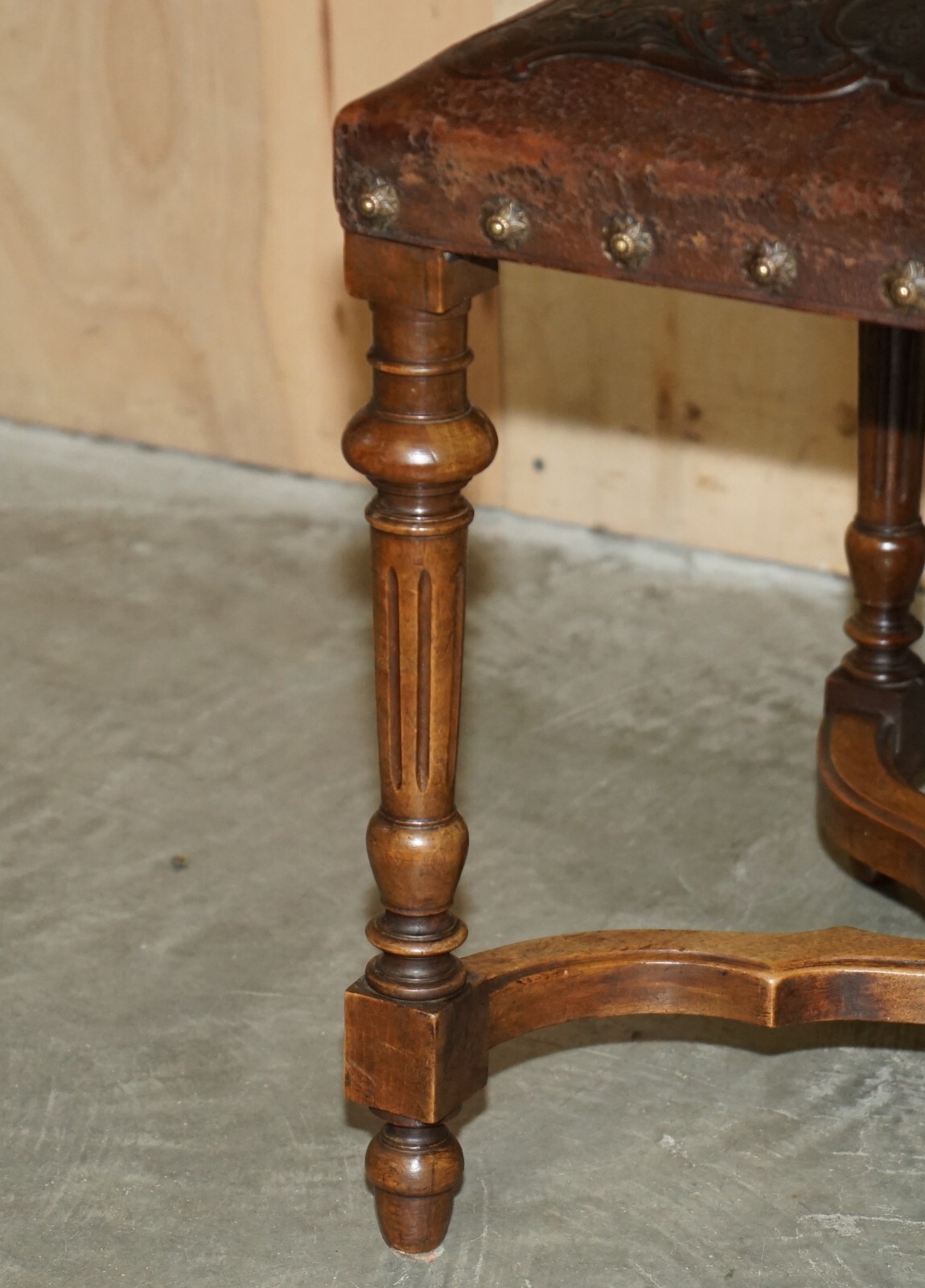 LOVELY SET OF 6 HENRY II CIRCA 1880 FRENCH OAK & EMBOSSED LEATHER DINING CHAIRS