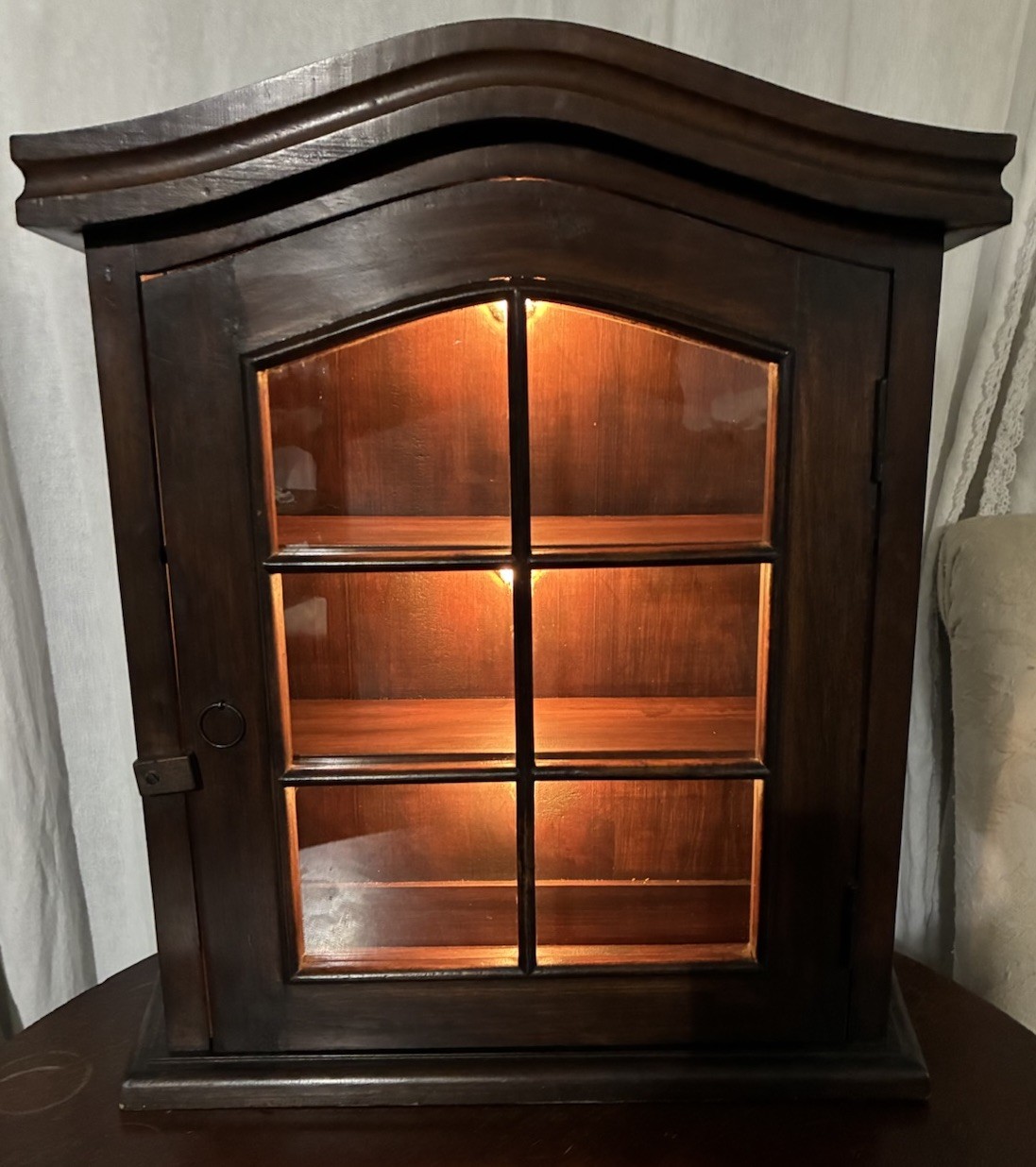 VTG LIGHTED WALL SHOWCASE WOOD & GLASS W/ 2 WOOD SHELVES 22”x19.75”x6.75”