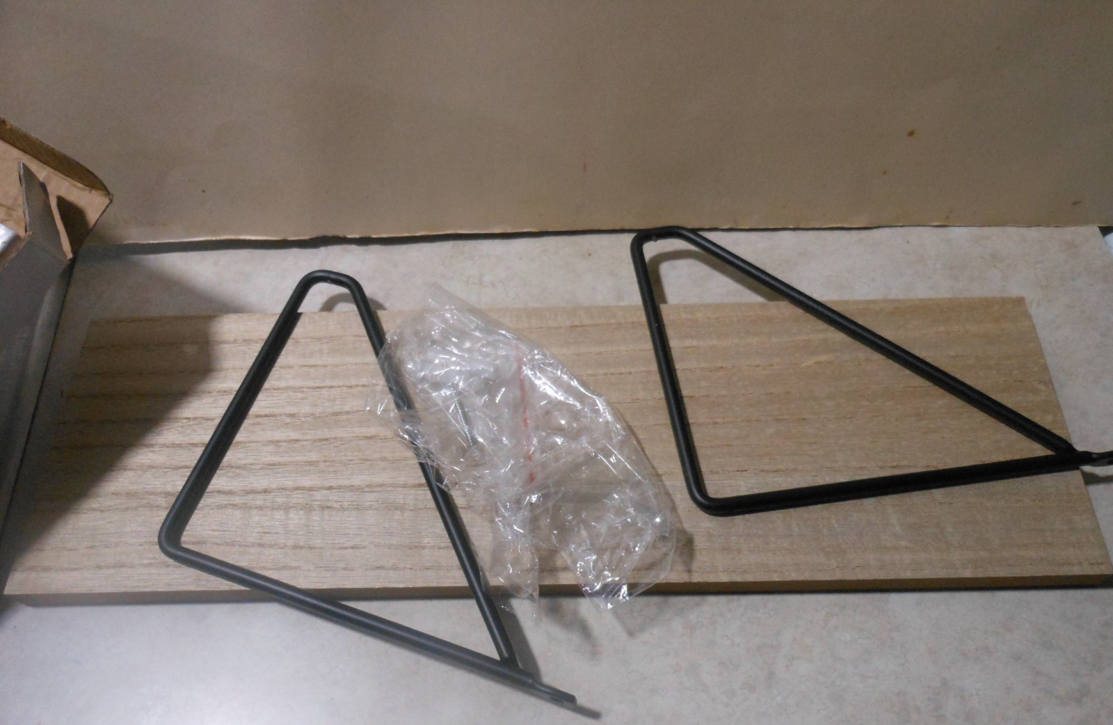 NEW TRUE LIVING WALL SHELF IN ORIGINAL BOX 15″ x 5.5″ EASY ASSEMBLE