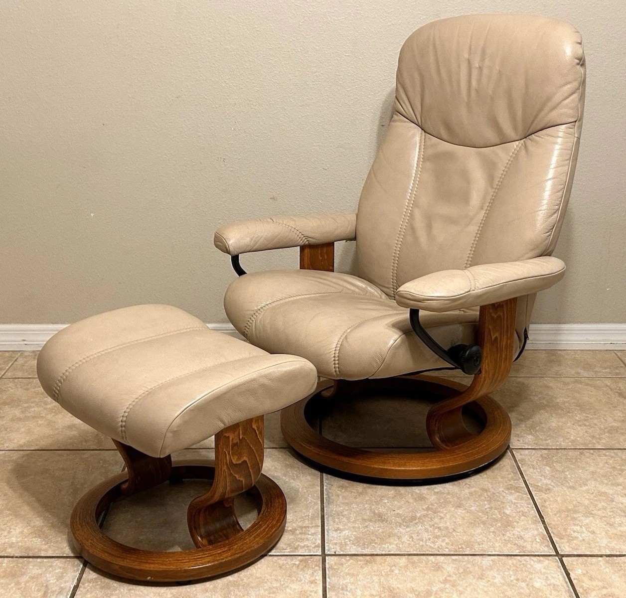 Ekornes Stressless ‘Consul’ Leather Recliner Chair & Ottoman Medium Norway