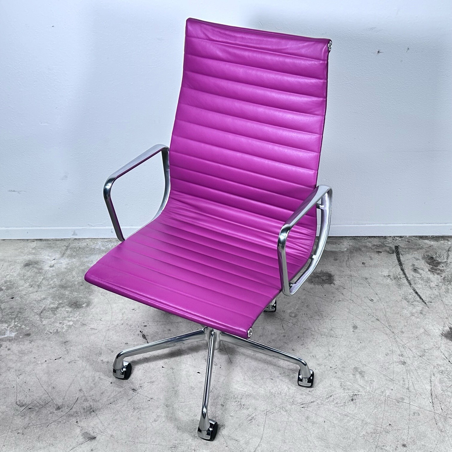 2014 Herman Miller Eames Aluminum Group Executive Desk Chair Leather