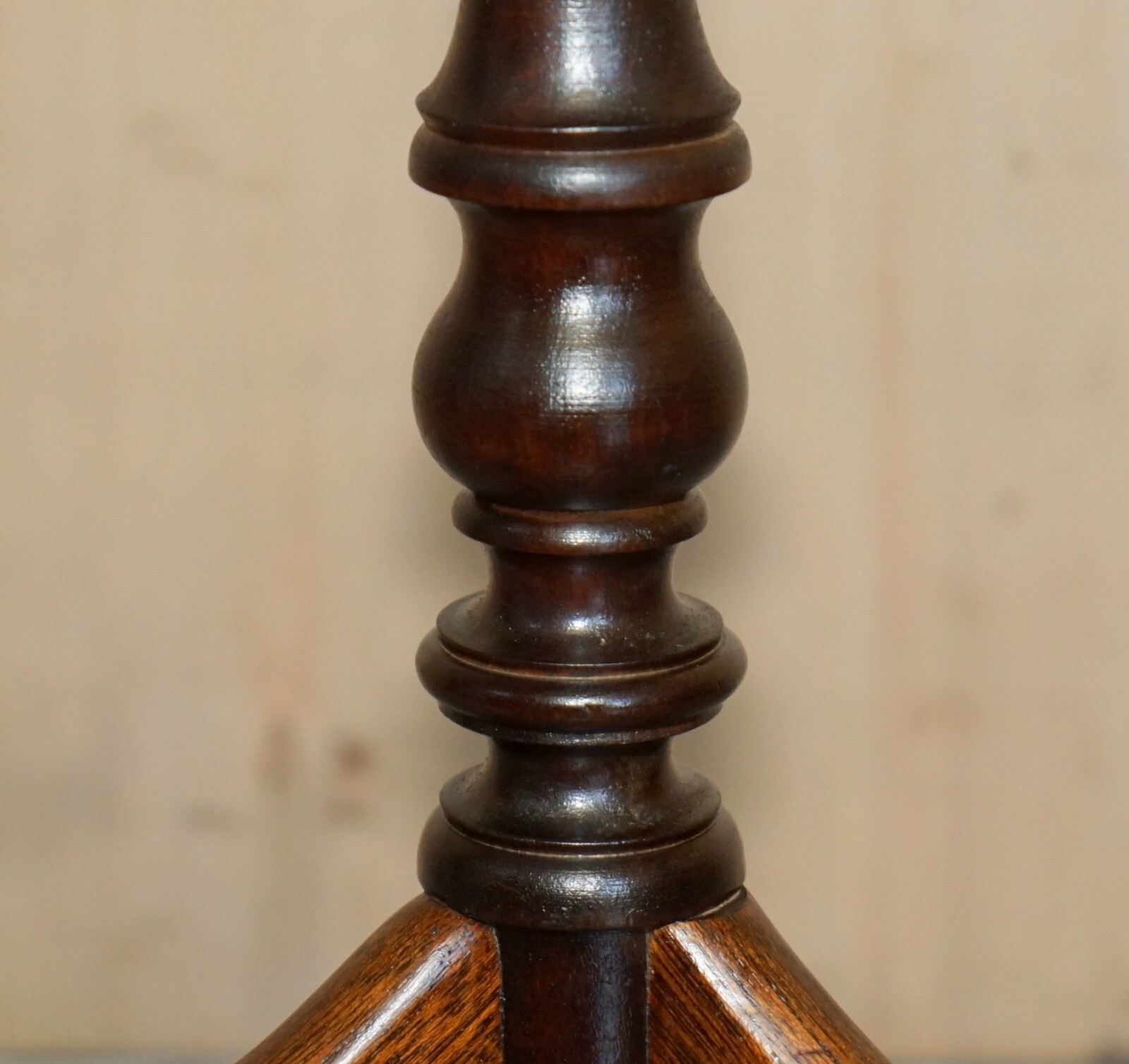 LOVELY GOLD LEAF EMBOSSED OXBLOOD LEATHER TRIPOD SIDE END LAMP WINE TABLE
