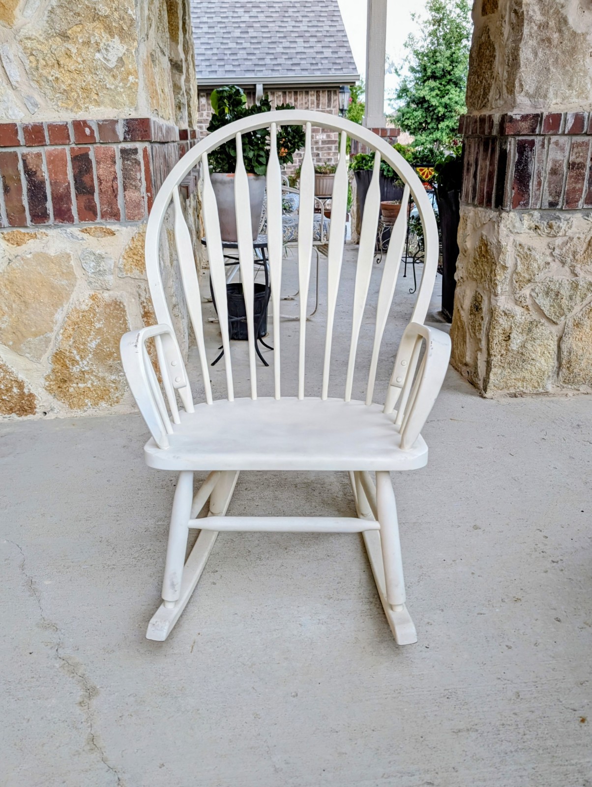 White Wooden Rocking Chair w/ Armrests, Outdoor, Solid, 31-40in H
