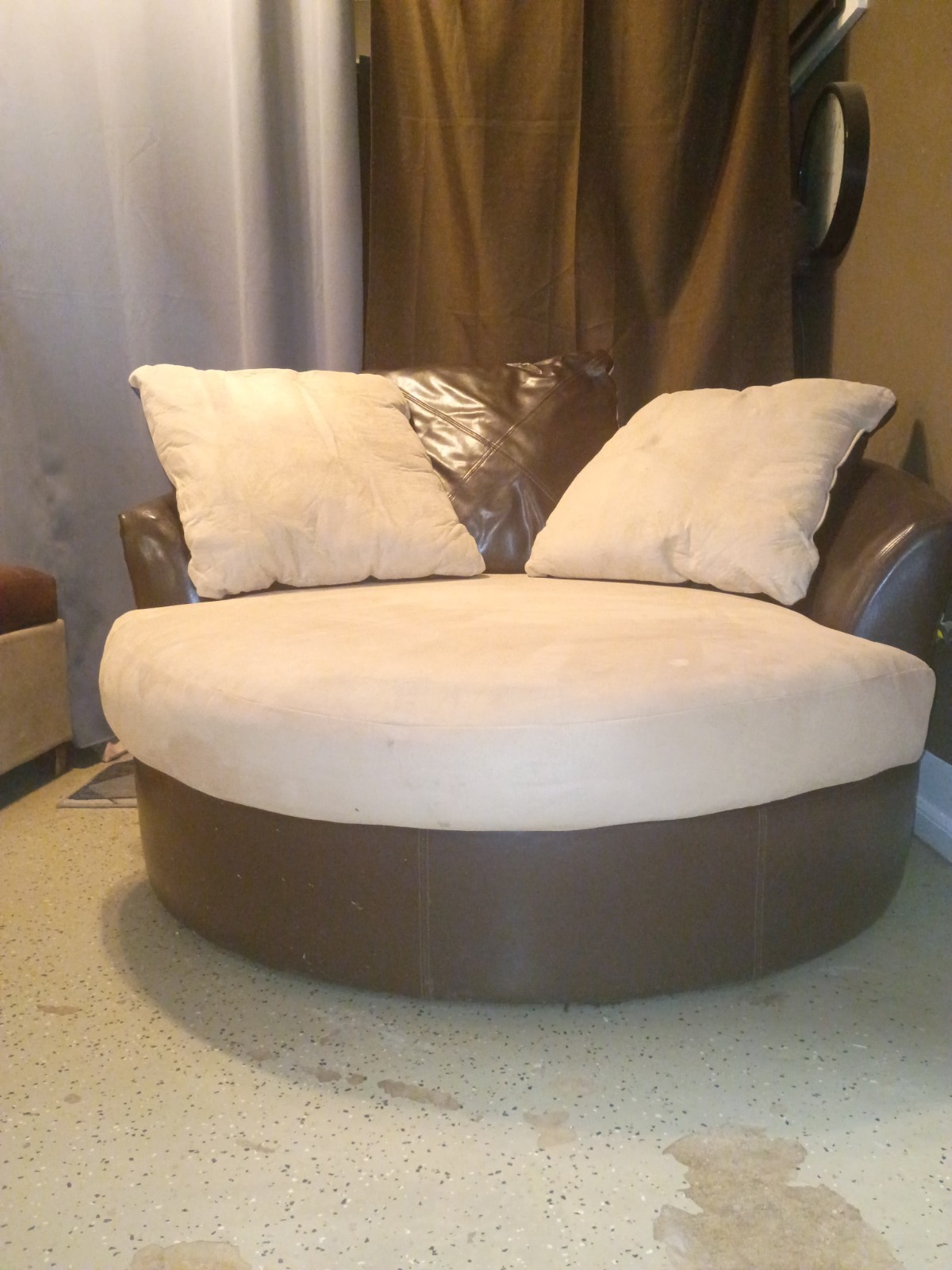 Swivel Oversized Barrel Style Chair