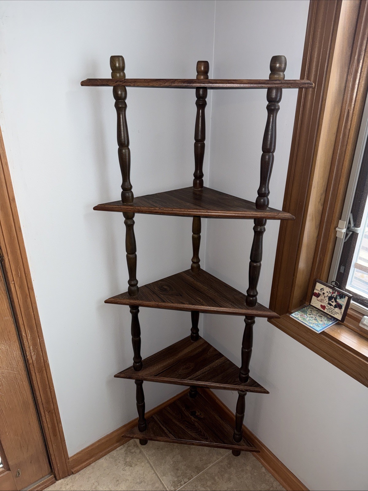 Vtg Mid Century Modern 5 Tier Wood Composite Corner Shelf w/ Spindles 70’s 56″