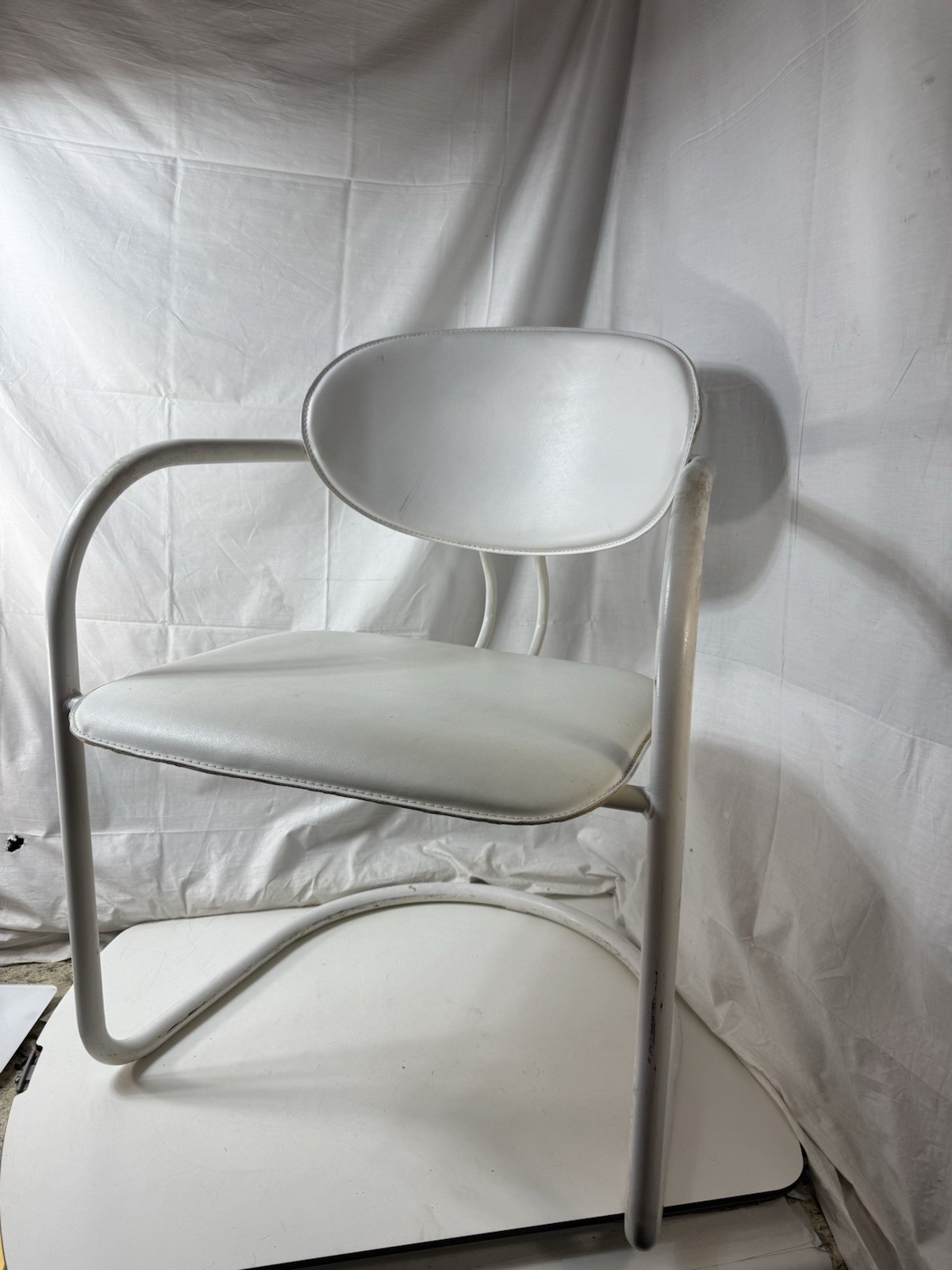 Italy 80s White Tubular Metal Cantilever Armchair – Post-Modern Chair 22x20x31