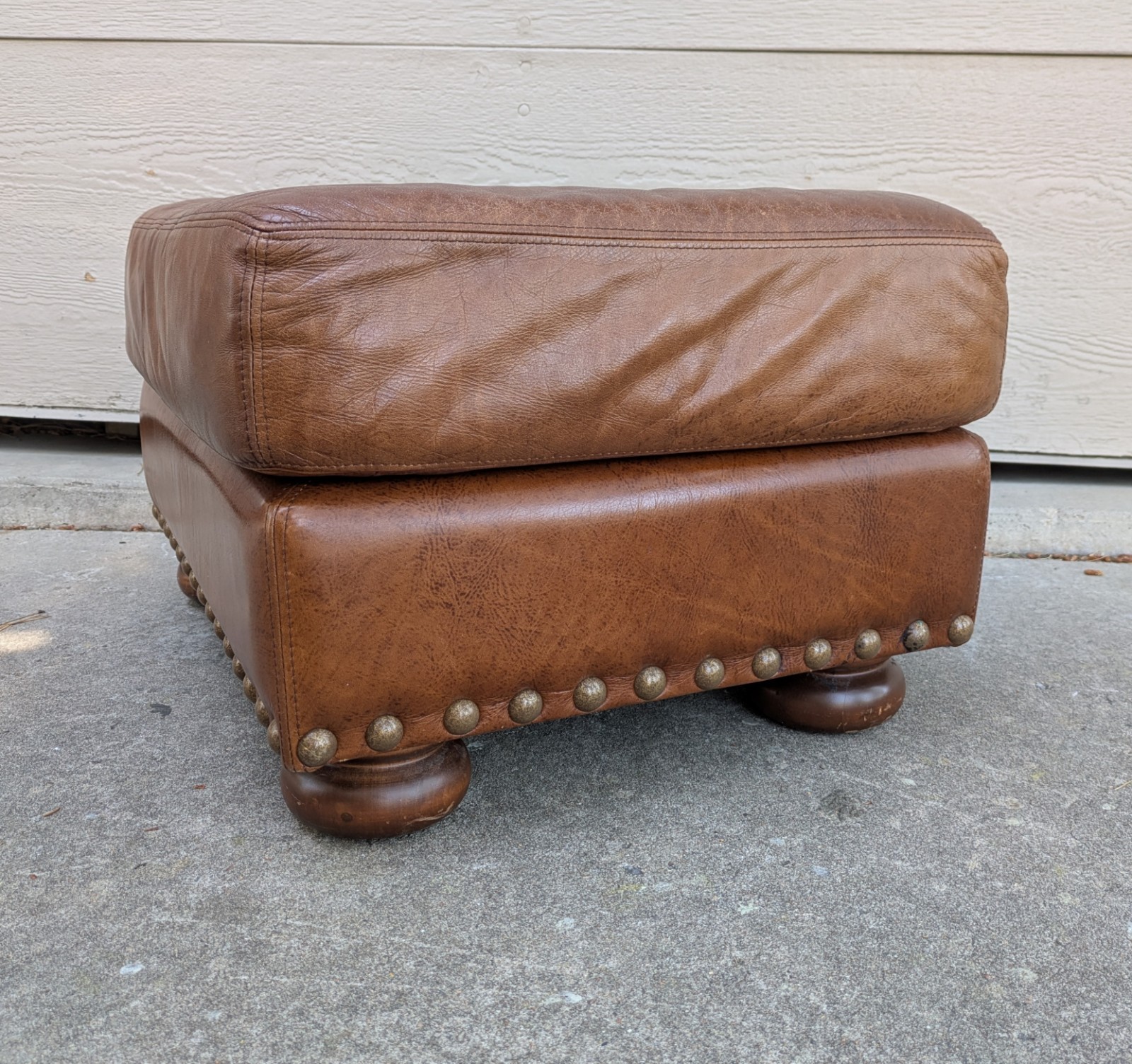 VTG Traditional Rustic Brown Leather Ottoman Footstool Bun Feet Nailhead Trim R3