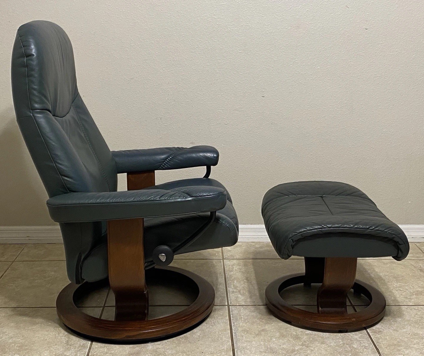 Ekornes Stressless ‘Consul’ Leather Recliner Chair & Ottoman Medium Norway