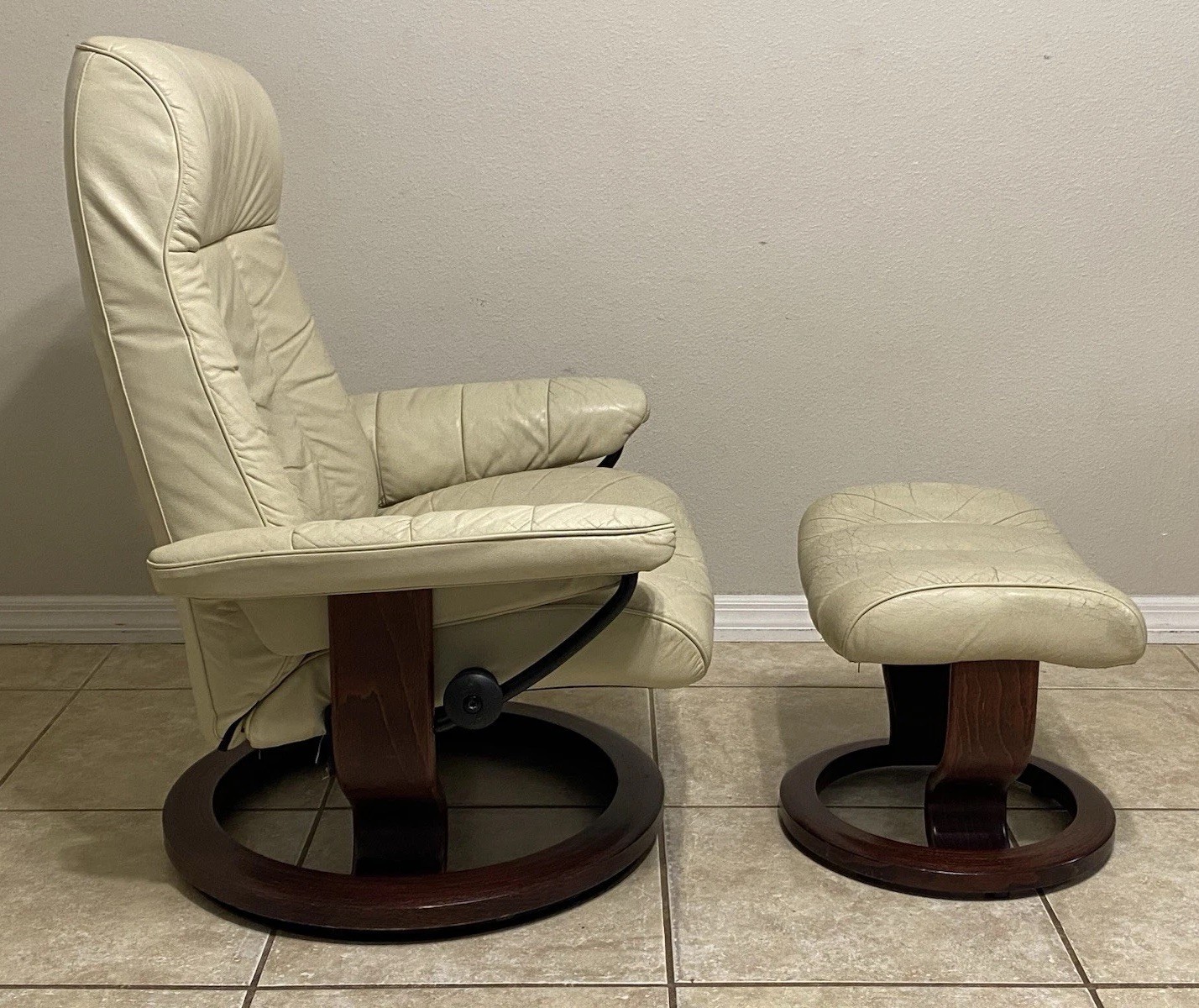 Ekornes Stressless ‘King Plus’ Recliner Chair & Ottoman Large Norway Furniture