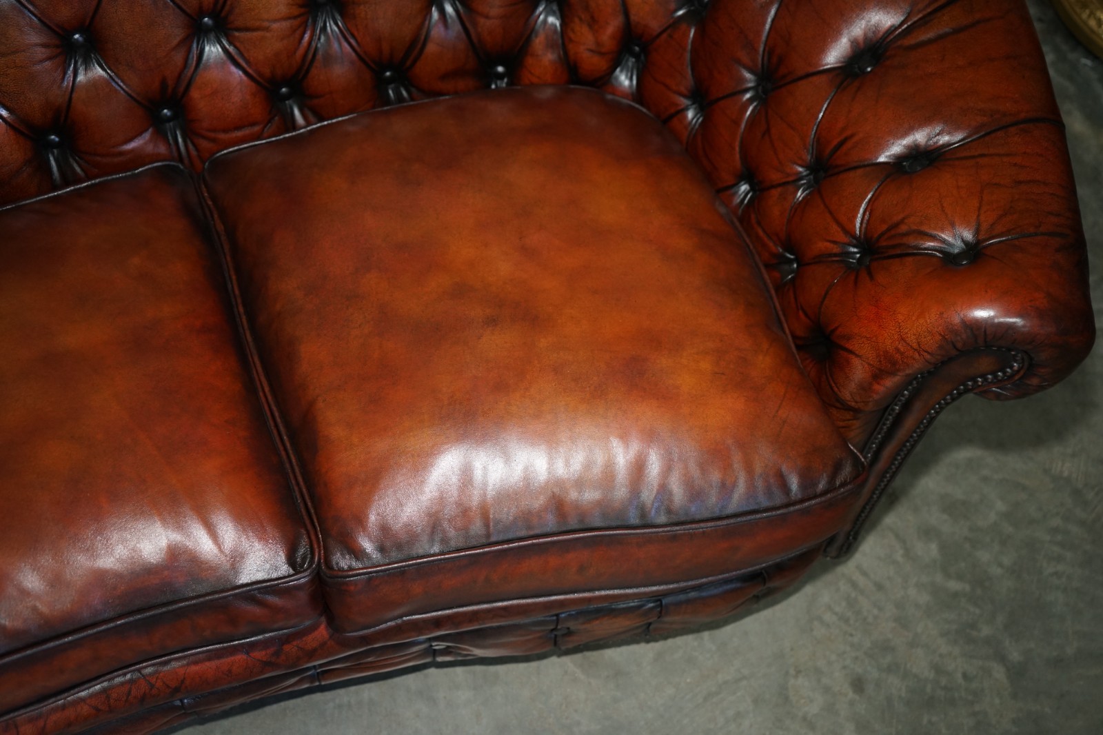 VINTAGE HAND DYED FULLY RESTORED WHISKY BROWN LEATHER CURVED CHESTERFIELD SOFA